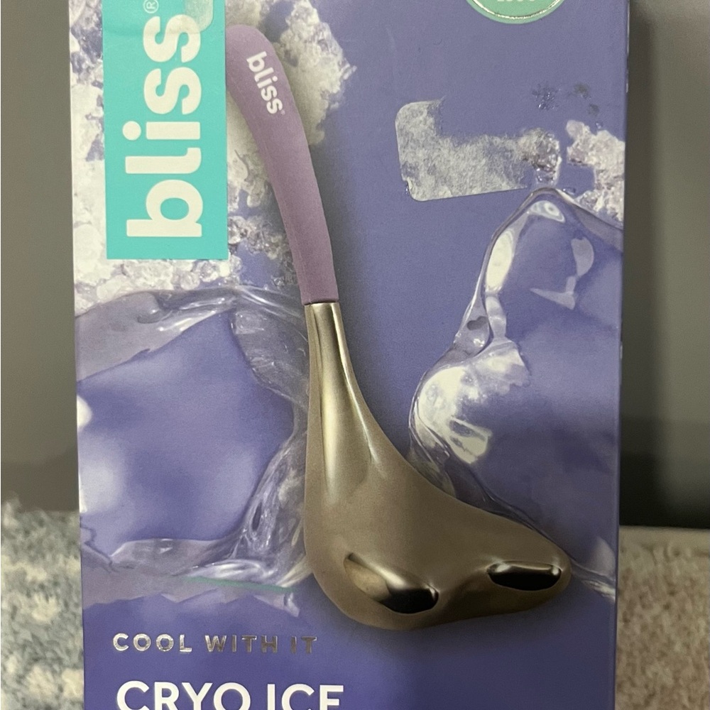 Bliss Cryo Ice Massage Roller in light purple and‎ White